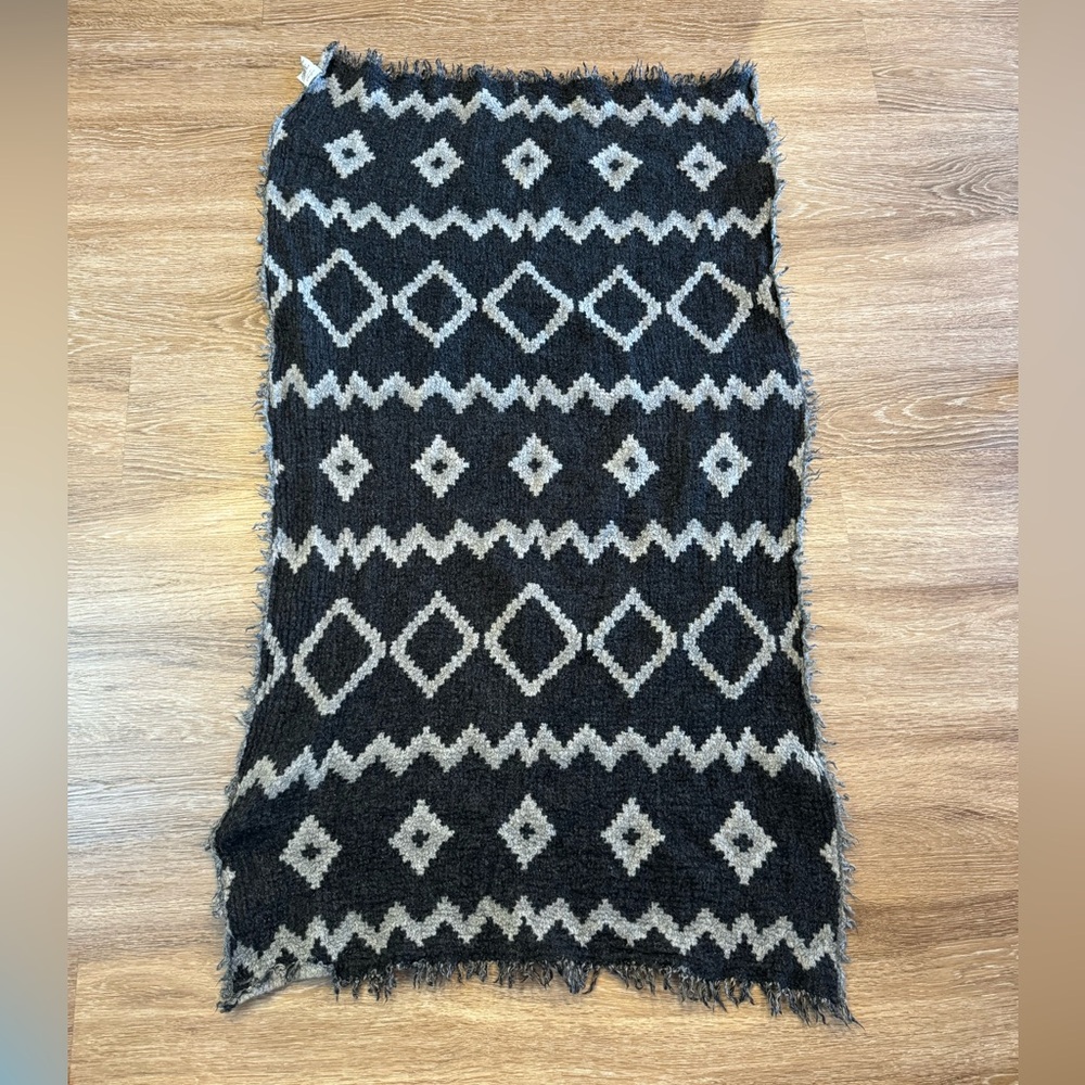 Wilfred Black and Gray Geometric Scarf